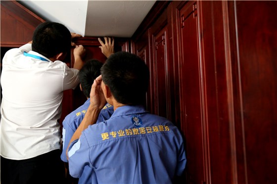 左右手師傅正在商量如何解決安裝問(wèn)題