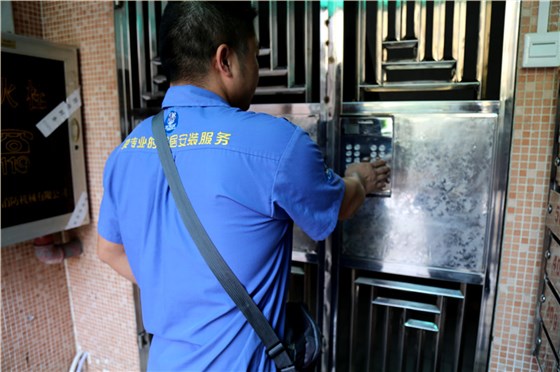 左右手安裝師傅按照和業(yè)主的約定好的時(shí)間，準(zhǔn)時(shí)來(lái)到業(yè)主家