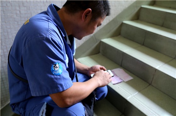 客戶(hù)還是沒(méi)有到，家具安裝謝師傅蹲在門(mén)口等，一邊等一邊處理今天要去的下一家客戶(hù)的資料