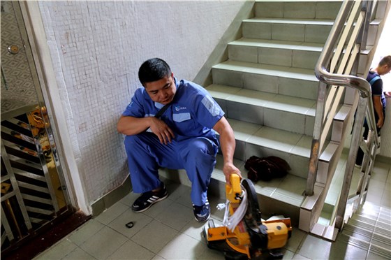 在等待的同時(shí)，家具安裝謝師傅檢查工具