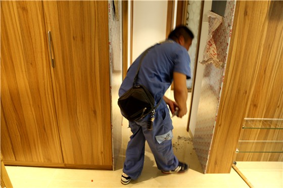 家具安裝完成后，謝師傅非常細(xì)心的清理垃圾