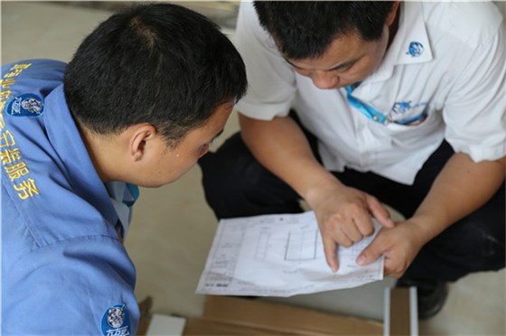 家具維修現(xiàn)場，家具維修工與管理者正在探討維修問題