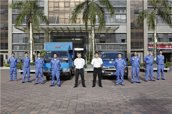 左右手家具安裝貼心物流服務(wù)隊在公司門口的合影