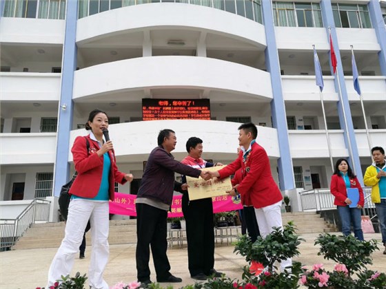 盧建華先生參與圖書(shū)捐贈(zèng)儀式 盧建華先生參與圖書(shū)捐贈(zèng)儀式