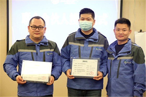 為周總（左），王總（中）頒發(fā)左右手股權(quán)證書