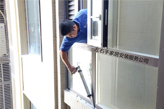 安裝師傅正在打密封膠 安裝師傅正在打密封膠