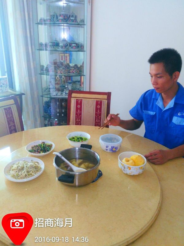 業(yè)主為表達感謝，請家具安裝師傅在家吃飯