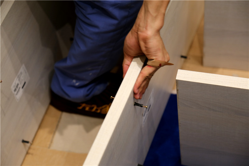 左右手家具安裝師傅為了保質(zhì)保量的完成用戶的托付，輕傷不下火線