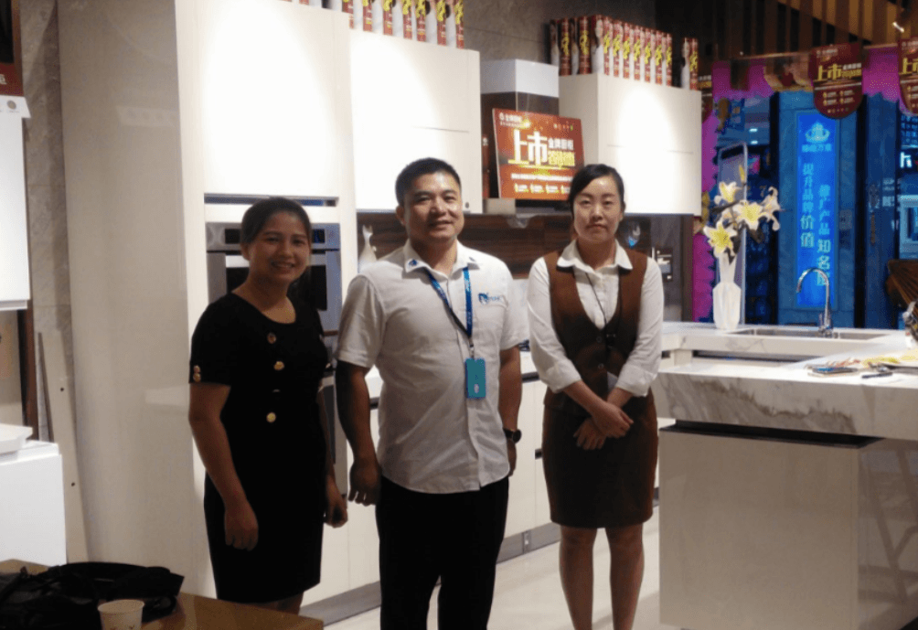 左右手合作品牌衣柜、櫥柜新店樣板驗(yàn)收