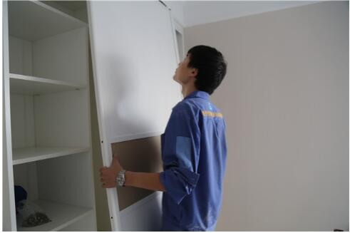 想知道安裝衣柜吊滑門難不難？你需要了解這些