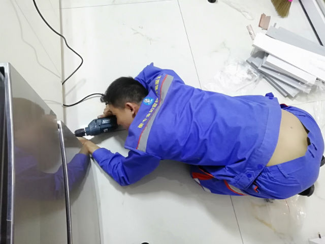 每一次安裝服務(wù)背后，都是安裝師傅們無數(shù)次的跪地而行3