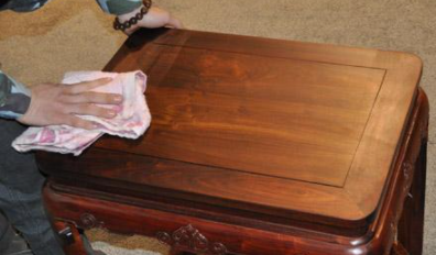 固體石蠟乳化：天然蜂蠟與石蠟在家具維修中的區(qū)別？