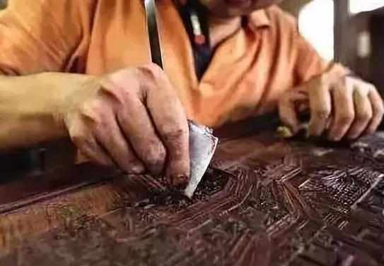 噴砂磨料加工:實(shí)木家具噴砂精磨，比人工高效，比傳統(tǒng)砂光靈活