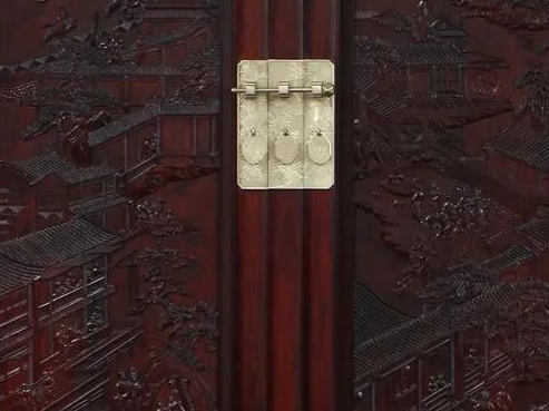 手工木工雕刻紅木家具，體現(xiàn)雕刻藝術(shù)的獨特魅力