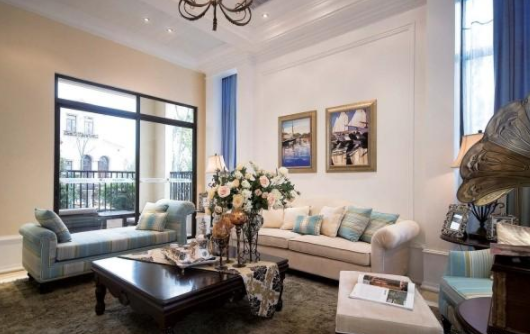 多功能圓茶幾：客廳沙發(fā)茶幾這樣搭，怎樣都不出錯！