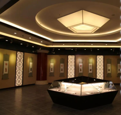 客廳立式展示柜，現(xiàn)代中式展示柜該如何設(shè)計(jì)？