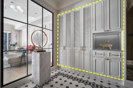 衣帽間裝修設計：玄關(guān)中間放吧臺，配上頂柜后，儲物效果堪比衣帽間