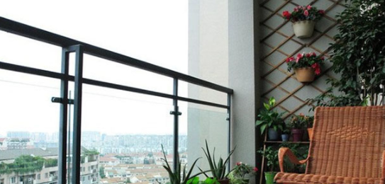 【伸縮晾衣架安裝】安裝一個(gè)伸縮式陽臺(tái)晾衣架好不好呢？