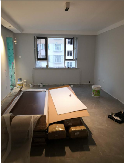 胡桃木家具：黑胡桃木色與墻面灰搭配，簡約舒適彰顯個性時尚